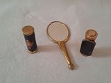 une loupe et un petit miroir posés sur une table