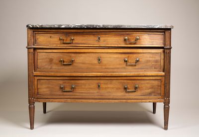 une commode ancienne avec un plateau en marbre et des pieds en bois