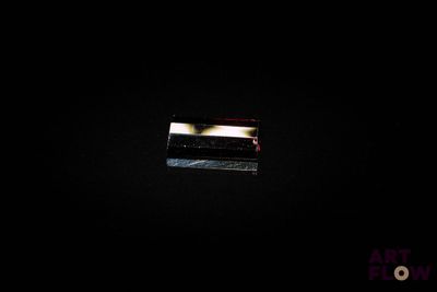 une image représentant une fenêtre dans une pièce sombre