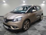 l'avant d'une voiture beige garée sur un sol à damier
