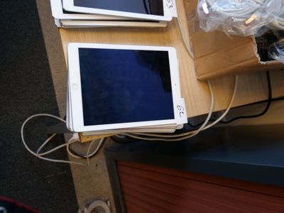 deux tablettes posées sur un bureau en bois