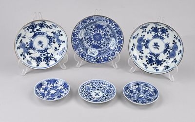 plusieurs assiettes et bols bleus et blancs posés sur une table
