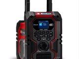 un gros plan d'une radio portable sur laquelle est posée une autre radio
