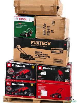 plusieurs cartons contenant différents types de tondeuses à gazon, empilés les uns sur les autres