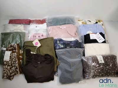 un tas de vêtements posés sur une table