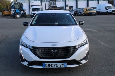 une voiture blanche garée dans un parking