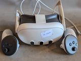 une télécommande et un casque posés sur une table