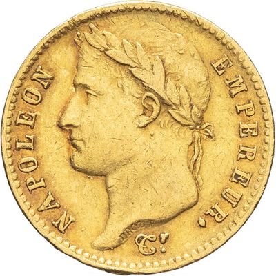 Gros plan sur une pièce d'or ornée d'une tête de femme
