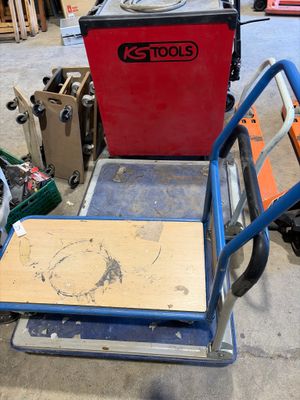 une photo d'un petit diable dans un garage