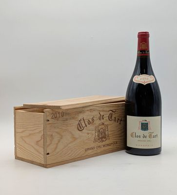 une bouteille de vin posée à côté d'une caisse en bois