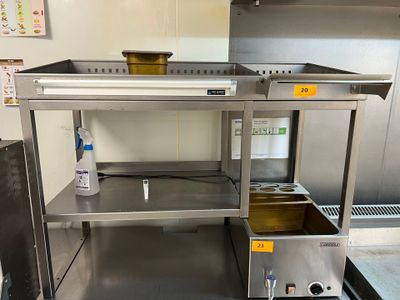 un plan de travail en acier inoxydable équipé d'un évier et d'une cuisinière