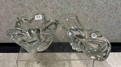 deux vases en verre posés sur un socle transparent