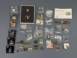 a lot of pins that are laying out on the table