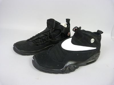 Chaussures de basket Nike Air Force noires et blanches sur fond blanc