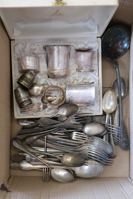 une boîte remplie d'argenterie, de cuillères et d'ustensiles