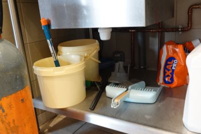 une photo d'un évier de cuisine encombré