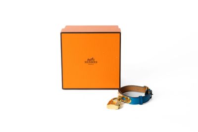 un gros plan d'une boîte sur laquelle est posé un bracelet