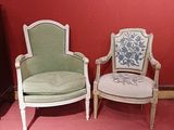 deux chaises assises l'une à côté de l'autre dans une pièce