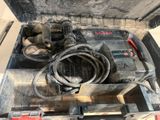une boîte à outils contenant des outils, posée sur le sol