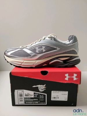 une paire de chaussures est posée sur une boîte