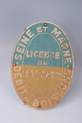 une affiche apposée sur le mur