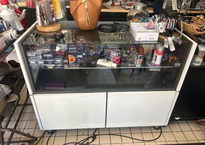 une vitrine remplie d'objets divers dans un magasin