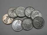quelques pièces d'argent empilées les unes sur les autres sur une table