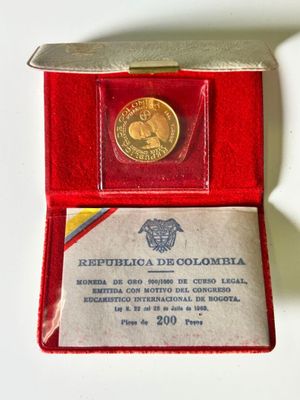 une petite boîte rouge contenant une pièce d'or