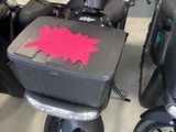 de nombreuses motos garées ensemble dans une pièce