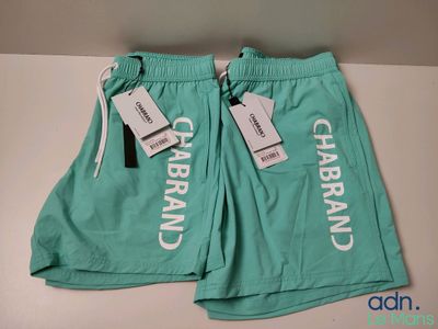 un gros plan sur un short avec ses étiquettes