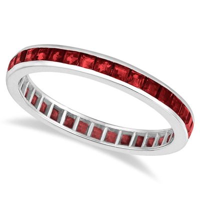 une bague en or blanc sertie d'un rubis au centre