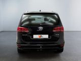 l'arrière d'une Volkswagen VW Tourer noire garée dans un garage