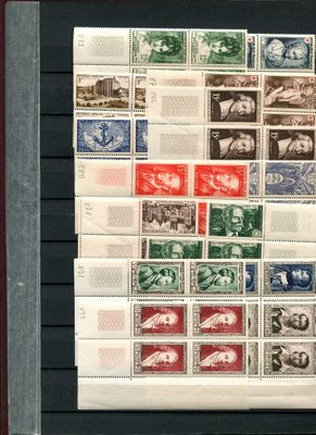 une photo d'une collection de timbres exposée
