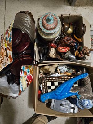 une boîte en carton remplie d'objets hétéroclites sur le sol