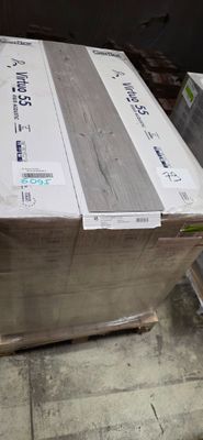 une caisse en bois posée sur une palette