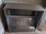 une étagère en métal comportant une grille métallique