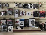 un mur de produits électroniques exposés dans un magasin