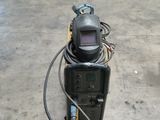 une photo d'une machine à souder dans un entrepôt