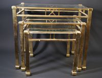 3 tables gigognes en laiton doré à décor géométrique et plat… (photo 2)