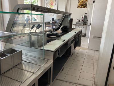 une photo de la cuisine d'un restaurant avec des plans de travail en inox