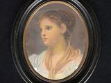 portrait d'une jeune femme vêtue d'une robe blanche et d'un foulard jaune