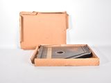 une boîte contenant un CD, posée sur une table