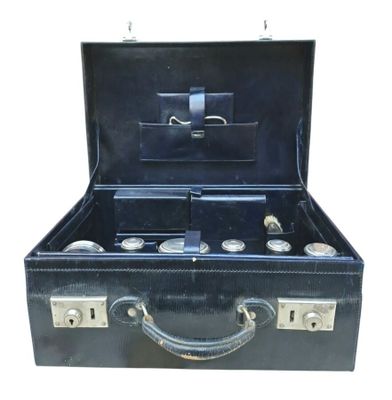 une valise noire qui contient tout un tas d'objets