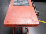 une photo d'une table qui se trouve dans un entrepôt