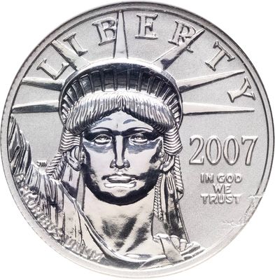 un gros plan d'une pièce d'argent sur laquelle figure la statue de la Liberté