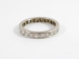 gros plan d'une bague en diamant sur une surface blanche