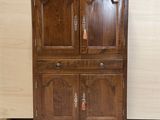 l'image d'une armoire en bois surmontée d'une porte