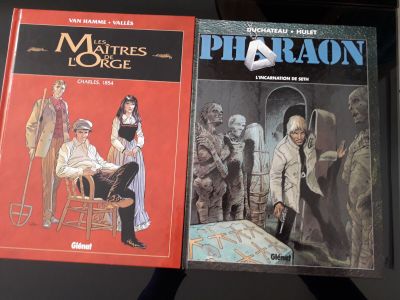 deux livres posés sur une table