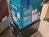 boîtes empilées dans un entrepôt