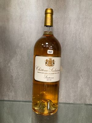 une bouteille de vin posée sur une table en verre